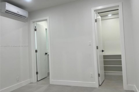 Casa en venta en Miami, Florida, 4 dormitorios, 127.93 m2 № 1948203 - foto 11