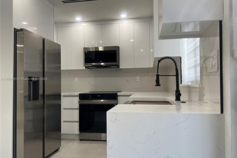 House in Miami, Florida 4 bedrooms, 127.93 sq.m. № 1948203 - photo 1