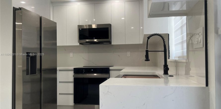 House in Miami, Florida 4 bedrooms, 127.93 sq.m. № 1948203