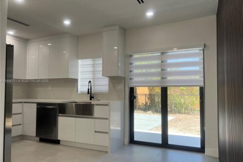 Casa en venta en Miami, Florida, 4 dormitorios, 127.93 m2 № 1948203 - foto 3