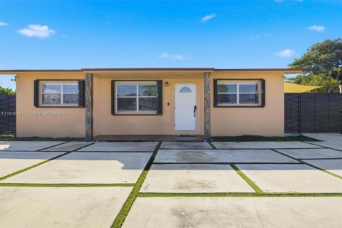 Villa ou maison à vendre à Miami Gardens, Floride: 4 chambres, 142.6 m2 № 1966451 - photo 2