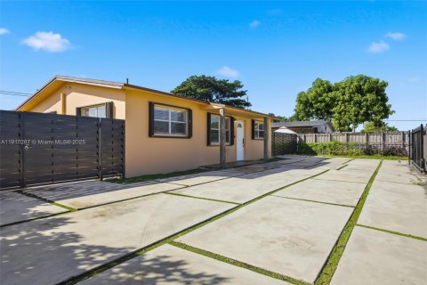 Villa ou maison à vendre à Miami Gardens, Floride: 4 chambres, 142.6 m2 № 1966451 - photo 3