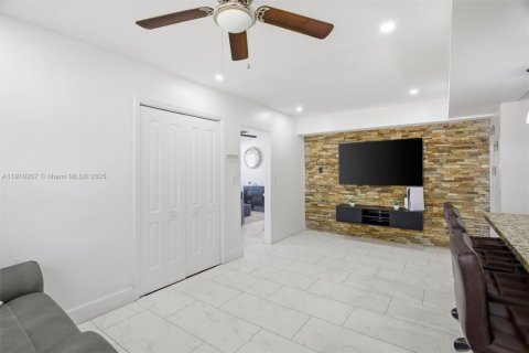 Villa ou maison à vendre à Miami Gardens, Floride: 4 chambres, 142.6 m2 № 1966451 - photo 8