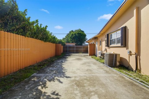 Villa ou maison à vendre à Miami Gardens, Floride: 4 chambres, 142.6 m2 № 1966451 - photo 25