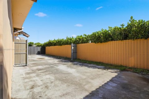 Villa ou maison à vendre à Miami Gardens, Floride: 4 chambres, 142.6 m2 № 1966451 - photo 24