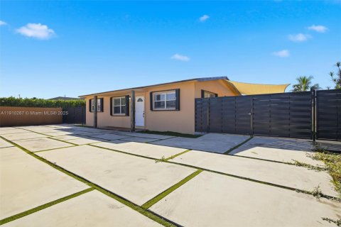 Villa ou maison à vendre à Miami Gardens, Floride: 4 chambres, 142.6 m2 № 1966451 - photo 1