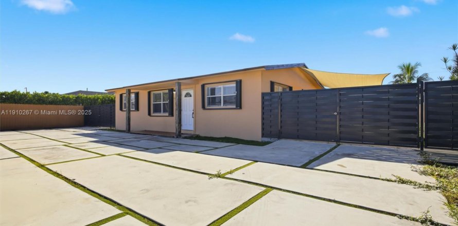 Villa ou maison à Miami Gardens, Floride 4 chambres, 142.6 m2 № 1966451