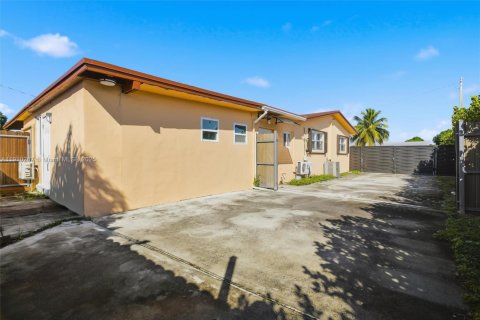 Villa ou maison à vendre à Miami Gardens, Floride: 4 chambres, 142.6 m2 № 1966451 - photo 28