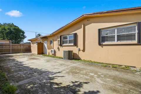 Villa ou maison à vendre à Miami Gardens, Floride: 4 chambres, 142.6 m2 № 1966451 - photo 29