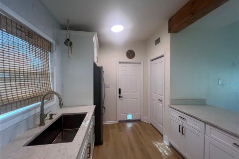 House in Saint Petersburg, Florida 3 bedrooms, 99.96 sq.m. № 1855490 - photo 7
