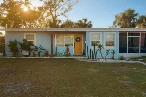House in Saint Petersburg, Florida 3 bedrooms, 99.96 sq.m. № 1855490 - photo 1