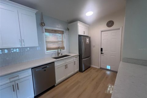 House in Saint Petersburg, Florida 3 bedrooms, 99.96 sq.m. № 1855490 - photo 6