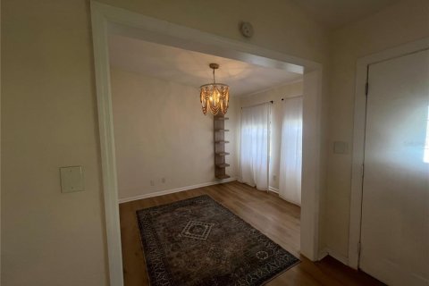 House in Saint Petersburg, Florida 3 bedrooms, 99.96 sq.m. № 1855490 - photo 9