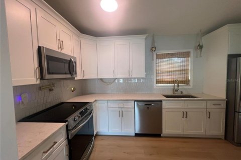 House in Saint Petersburg, Florida 3 bedrooms, 99.96 sq.m. № 1855490 - photo 4