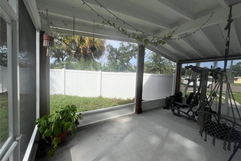 House in Saint Petersburg, Florida 3 bedrooms, 99.96 sq.m. № 1855490 - photo 23