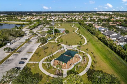 Casa en venta en Pembroke Pines, Florida, 5 dormitorios, 338.72 m2 № 1982572 - foto 24