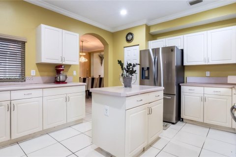 Купить виллу или дом в Пемброк-Пайнс, Флорида 5 спален, 338.72м2, № 1982572 - фото 9