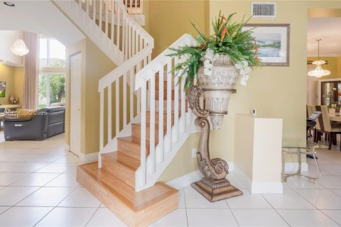 Купить виллу или дом в Пемброк-Пайнс, Флорида 5 спален, 338.72м2, № 1982572 - фото 2