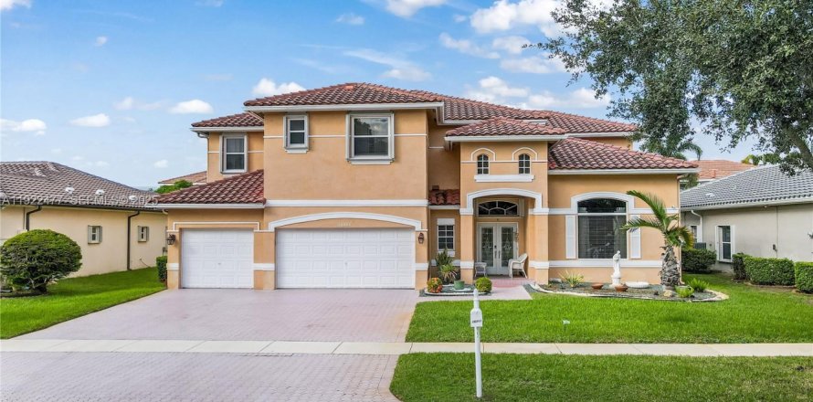 Дом в Пемброк-Пайнс, Флорида 5 спален, 338.72м2 № 1982572