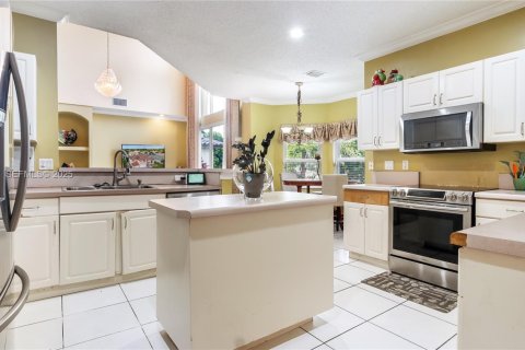 Купить виллу или дом в Пемброк-Пайнс, Флорида 5 спален, 338.72м2, № 1982572 - фото 6