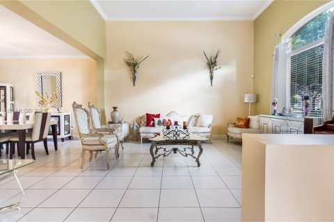 Купить виллу или дом в Пемброк-Пайнс, Флорида 5 спален, 338.72м2, № 1982572 - фото 3