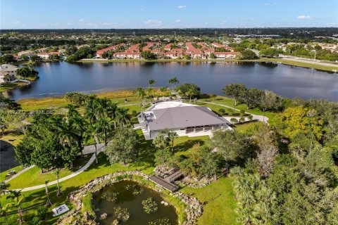 Casa en venta en Pembroke Pines, Florida, 5 dormitorios, 338.72 m2 № 1982572 - foto 23