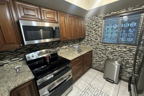 Condo in Sarasota, Florida, 2 bedrooms  № 2227993 - photo 13