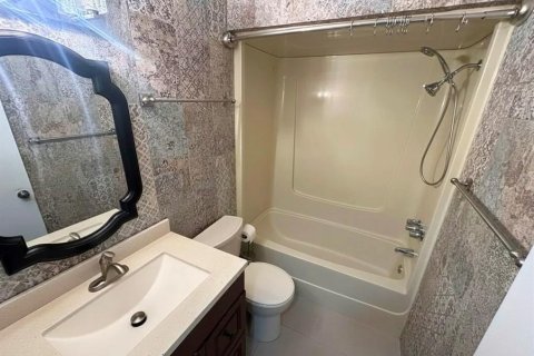 Condo in Sarasota, Florida, 2 bedrooms  № 2227993 - photo 27