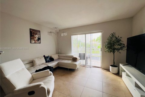 Condo in Cutler Bay, Florida, 1 bedroom  № 2058605 - photo 1