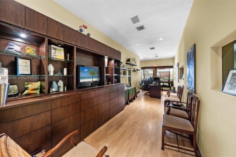 Propiedad comercial en venta en Miami, Florida № 1939510 - foto 16