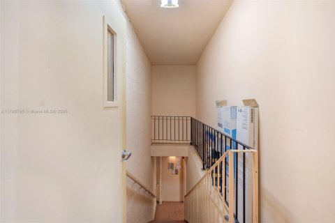 Propiedad comercial en venta en Miami, Florida № 1939510 - foto 21