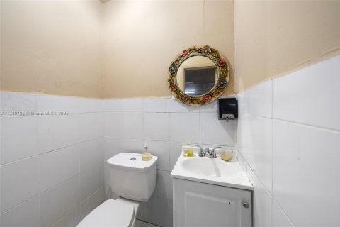 Propiedad comercial en venta en Miami, Florida № 1939510 - foto 20
