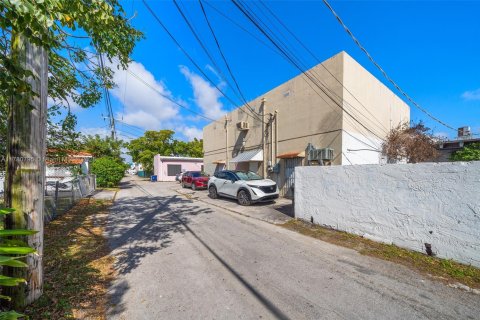 Propiedad comercial en venta en Miami, Florida № 1939510 - foto 13