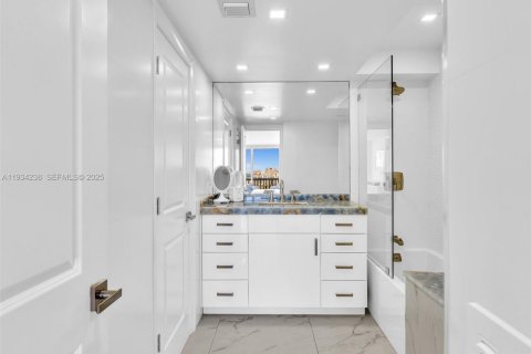 Condo in Fort Lauderdale, Florida, 2 bedrooms  № 1994445 - photo 25