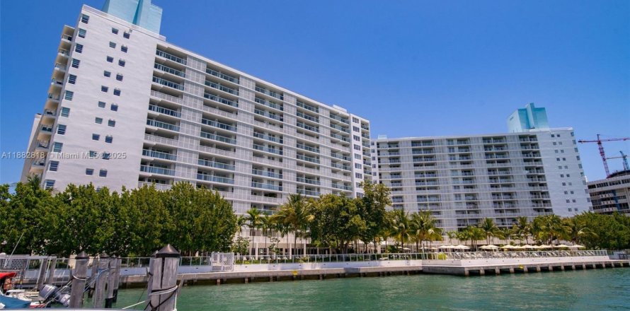 Condominio en Miami Beach, Florida, 2 dormitorios № 1931900