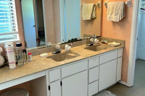 Condo in New Smyrna Beach, Florida, 3 bedrooms № 2226869 - photo 12