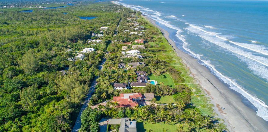 House in Hobe Sound, Florida 3 bedrooms, 270.72 sq.m. № 2177690