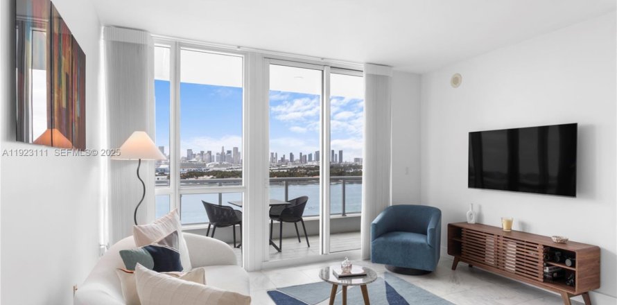 Condominio en Miami Beach, Florida, 2 dormitorios  № 1982449
