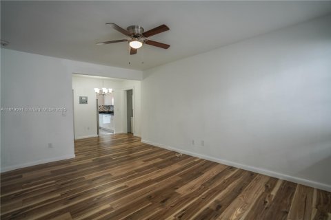 Apartamento en alquiler en Miami Beach, Florida, 41.81 m2 № 1922157 - foto 3