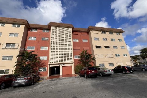 Condo in Hollywood, Florida, 2 bedrooms  № 1403022 - photo 1