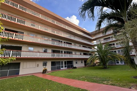 Condo in Hollywood, Florida, 2 bedrooms  № 1403022 - photo 16