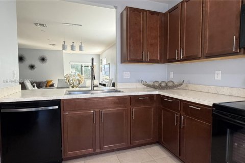 Casa en venta en Lehigh Acres, Florida, 3 dormitorios № 1993854 - foto 6