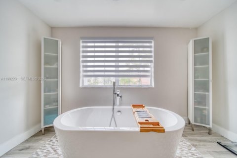 Casa en venta en Miami, Florida, 4 dormitorios, 268.02 m2 № 2175680 - foto 19