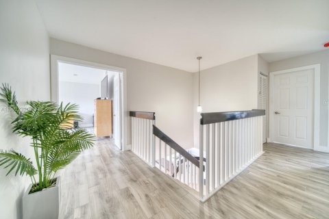 Casa en venta en Miami, Florida, 4 dormitorios, 268.02 m2 № 2175680 - foto 27