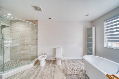 Casa en venta en Miami, Florida, 4 dormitorios, 268.02 m2 № 2175680 - foto 21
