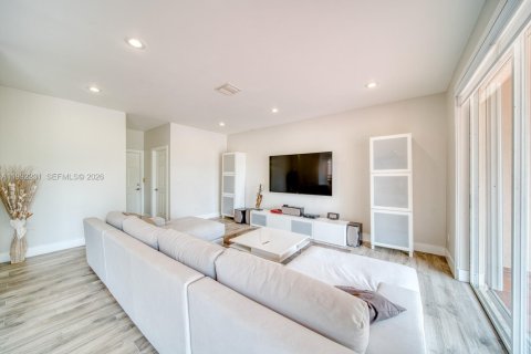 Casa en venta en Miami, Florida, 4 dormitorios, 268.02 m2 № 2175680 - foto 6