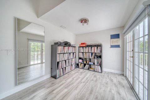 Casa en venta en Miami, Florida, 4 dormitorios, 268.02 m2 № 2175680 - foto 18
