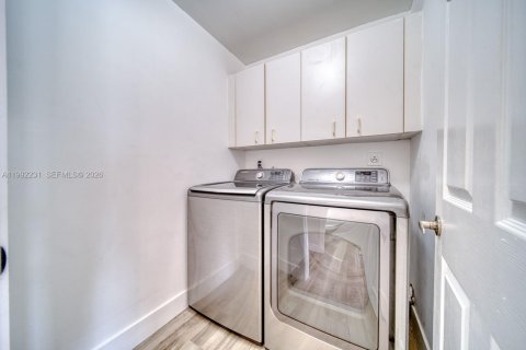 Casa en venta en Miami, Florida, 4 dormitorios, 268.02 m2 № 2175680 - foto 15