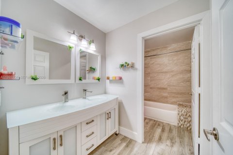 Casa en venta en Miami, Florida, 4 dormitorios, 268.02 m2 № 2175680 - foto 28