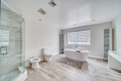 Casa en venta en Miami, Florida, 4 dormitorios, 268.02 m2 № 2175680 - foto 20